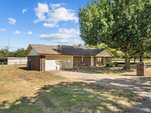 photo 1 of 1402 King St, Weatherford, TX 76086