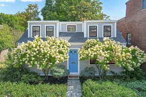 photo 1 of 992 Chestnut St, Newton, MA 02464