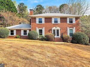 photo 1 of 2652 Fontainebleau Dr, Dunwoody, GA 30360