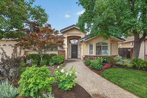 photo 1 of 2831 Indianapolis Ave, Clovis, CA 93611