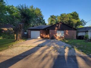 photo 1 of 116 N Coffelt St, Alvin, TX 77511
