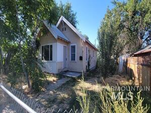 photo 1 of 704 E Grove Ave, Parma, ID 83660